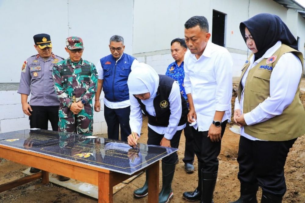 Gubernur Khofifah tandatangani prasasti didampingi Bupati Ponorogo Sugiri Sancoko dan Forkopimda Ponorogo. (Ist) 