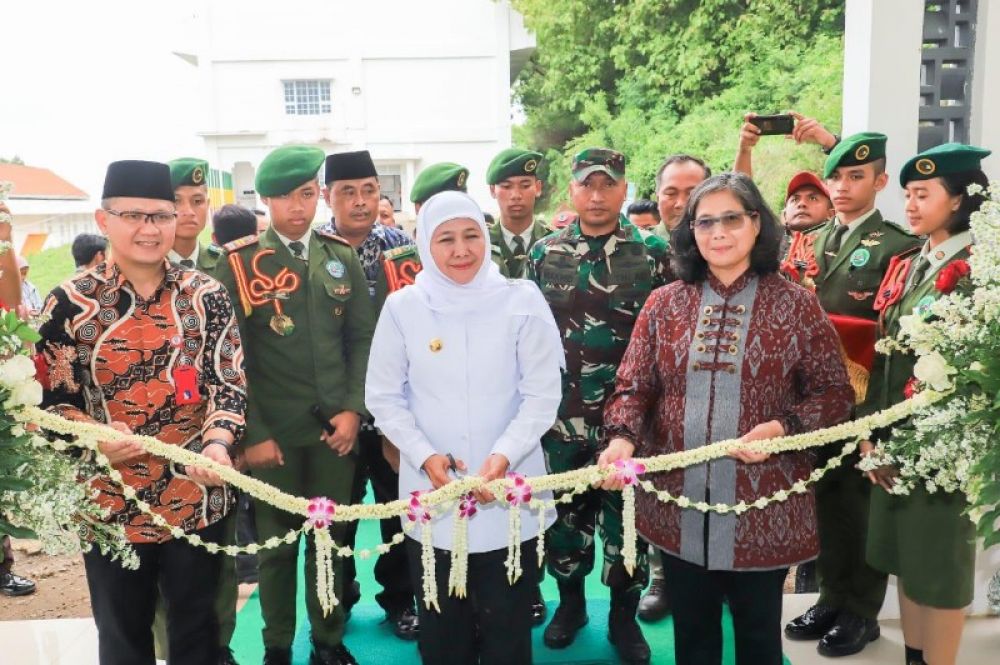 Gubernur Khofifah meresmikan asrama SMAN 5 Taruna Brawijaya ditandai dengan pemotongan ubtsian bunga melati. (Ist) 