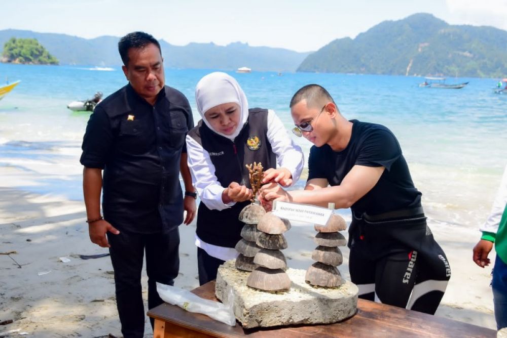 Gubernur Khofifah meninjau tempat terumbu karang di Trenggalek. (Ist) 