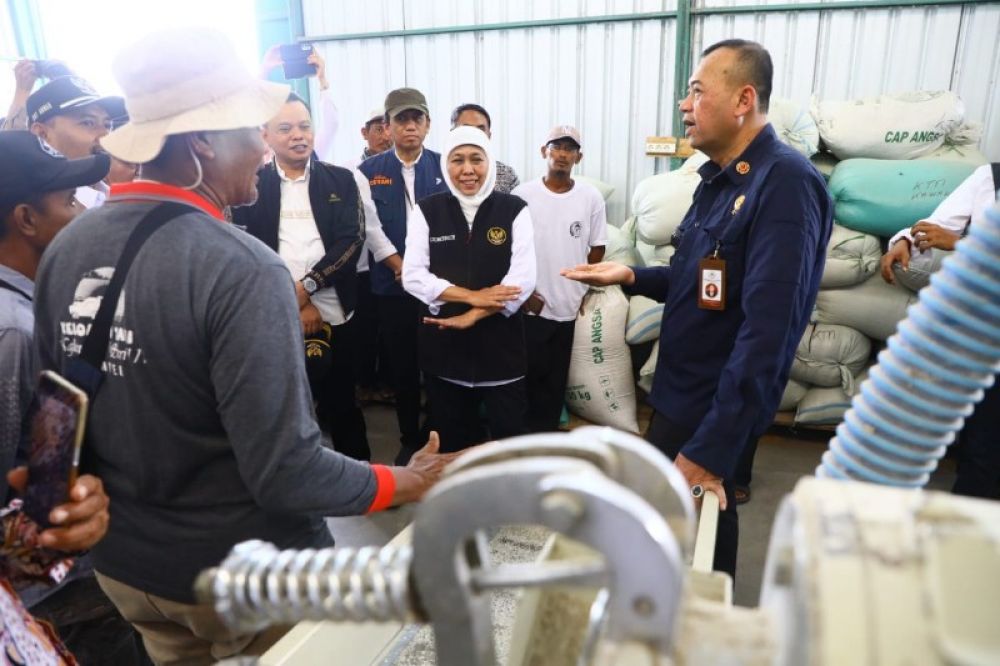 Gubernur Khofifah mendapatkan penjelasan dari ketua poktan terkait hasil inovasi Pertanian di Kabupaten Ngawi. (Ist) 