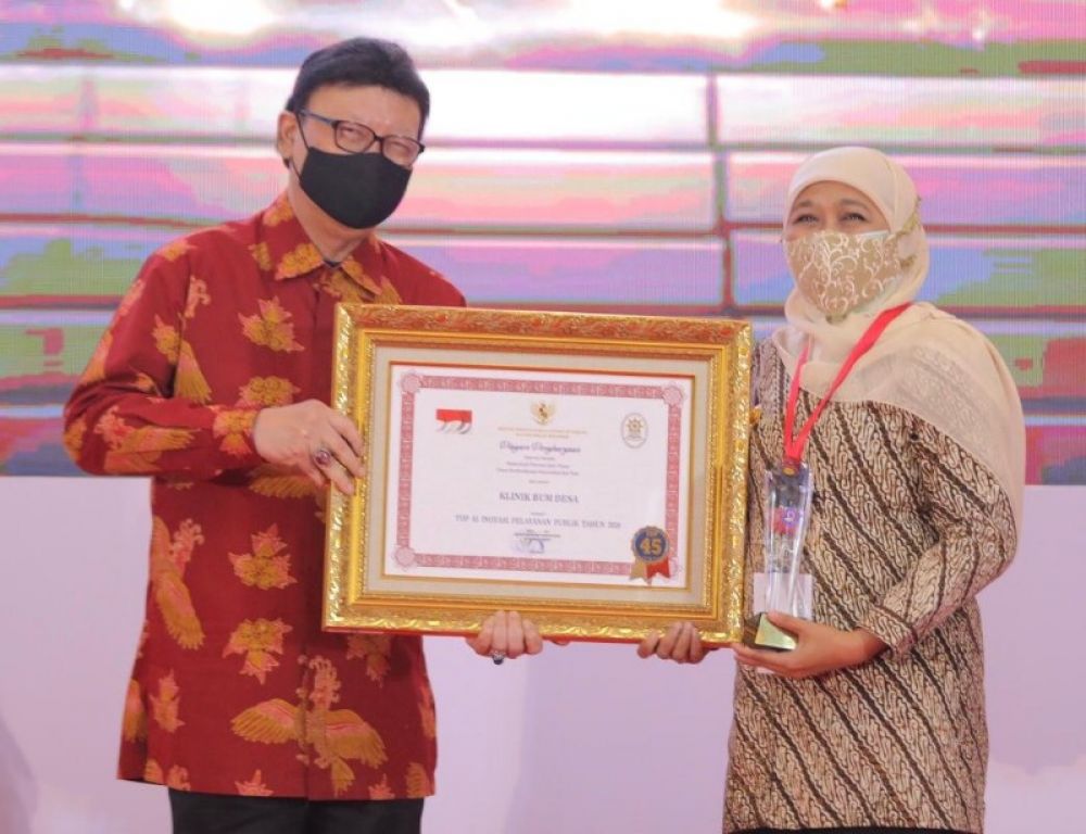 Gubernur Khofifah saat menerima penghargaan dari MenPAN RB, Tjahjo Kumolo. (Ist) 