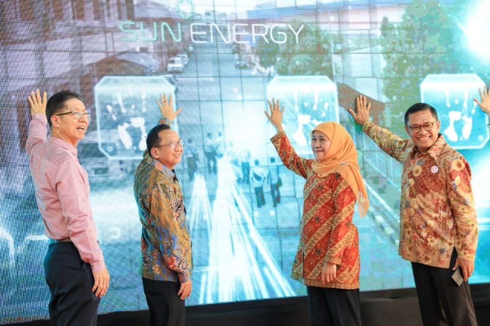 Gubernur Khofifah bersama petinggi Tjiwi Kimia meresmikan PLTS Atap 9,8 MWp di pabrik Tjiwi Kimia ditandai dengan penekanan layar sentuh. (Ist) 
