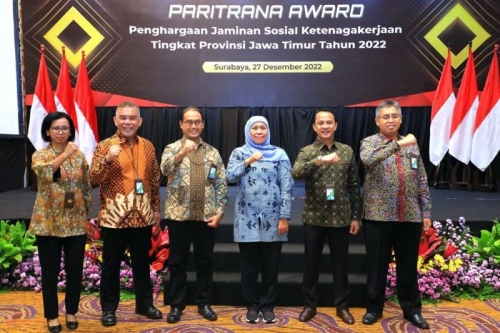 Gubernur Khofifah bersama jajaran petinggi BPJS dalam acara pemberian penghargaan jaminan sosial tenaga kerja (Paritrana Award 2022) (ist) 