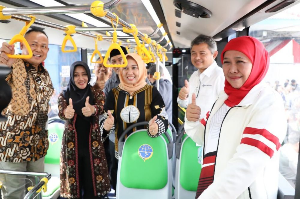Gubernur Khofifah didampingi Wali Kota Mojokerto Ika Puspitasari dan Bupati Mojokerto Ikfina Fahmawati saat menjajal Bus Trans Jatim Koridor II yang baru di launching. (Ist) 