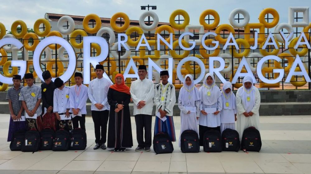 Gubernur Khofifah bersama Bupati Tuban Aditya Harlindra berfoto bersama usai menyerahkan santunan. (Ist) 