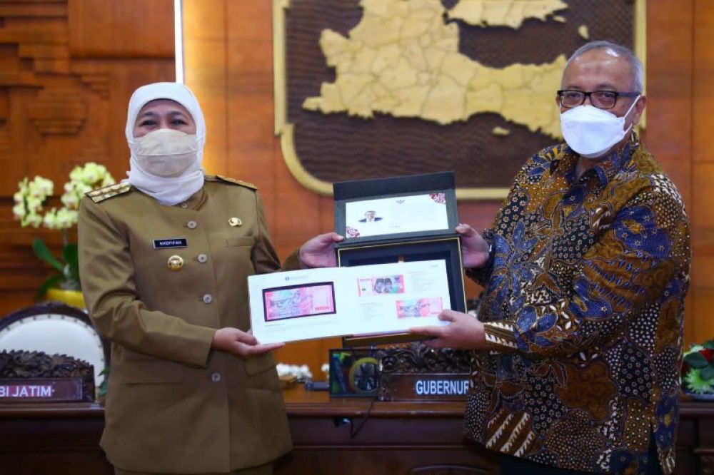 Gubernur Khofifah menerima uang kertas baru dengan seri khusus Tahun Emisi 2022 di Grahadi Surabaya. (Ist) 