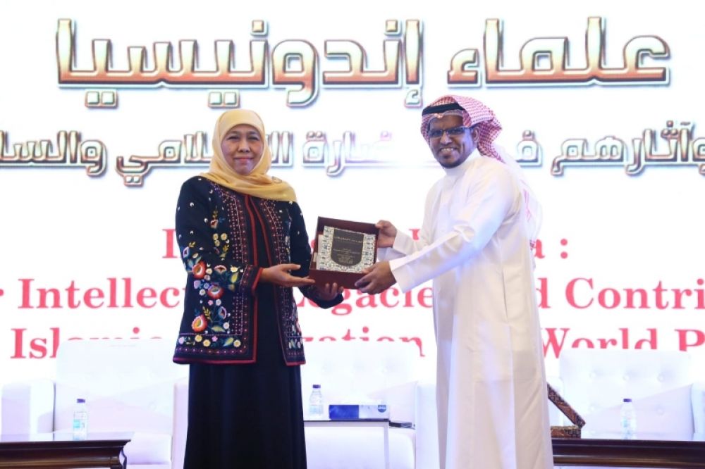 Gubernur Jawa Timur Khofifah Indar Parawansa saat mengenalkan turots dan kontribusi ulama Nusantara saat berada di Riyardh, Arab Saudi. (Ist) 