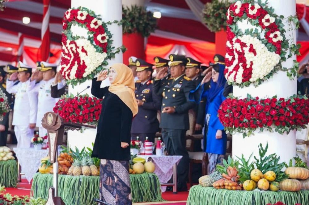 Gubernur Khofifah saat memimpin upacara Hari lahir Pancasila bersma forkopimda bedertavsekuruh OPD dan elemen masyarakat di Grahadi Surabaya. (Ist) 