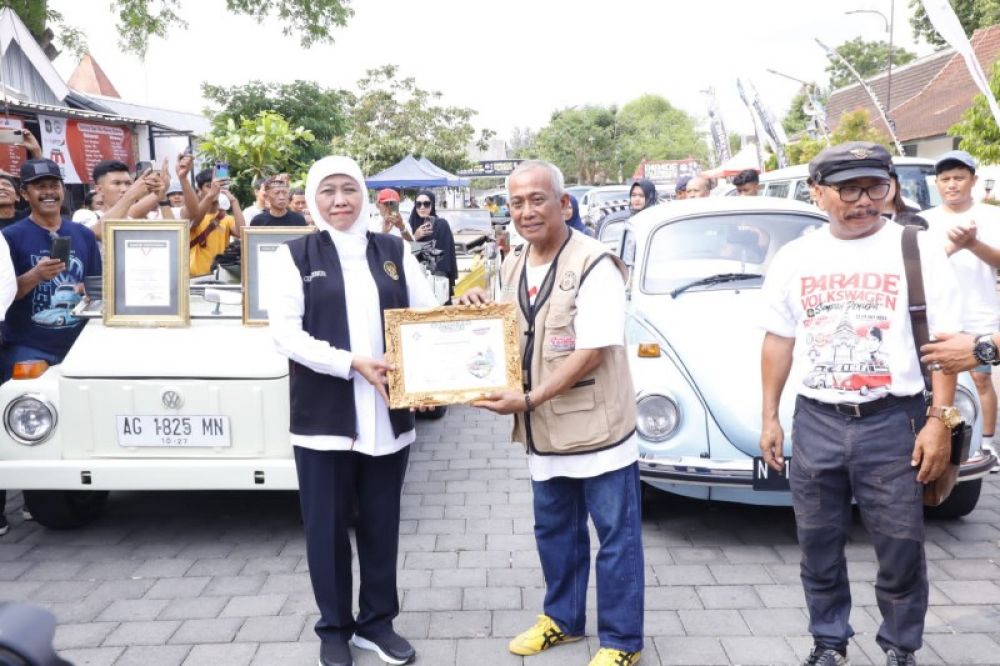 Gubernur Khofifah serahkan penghargaan saat pemberangkatan VW Sumpah Pemuda Se Jawa Bali. (Ist) 