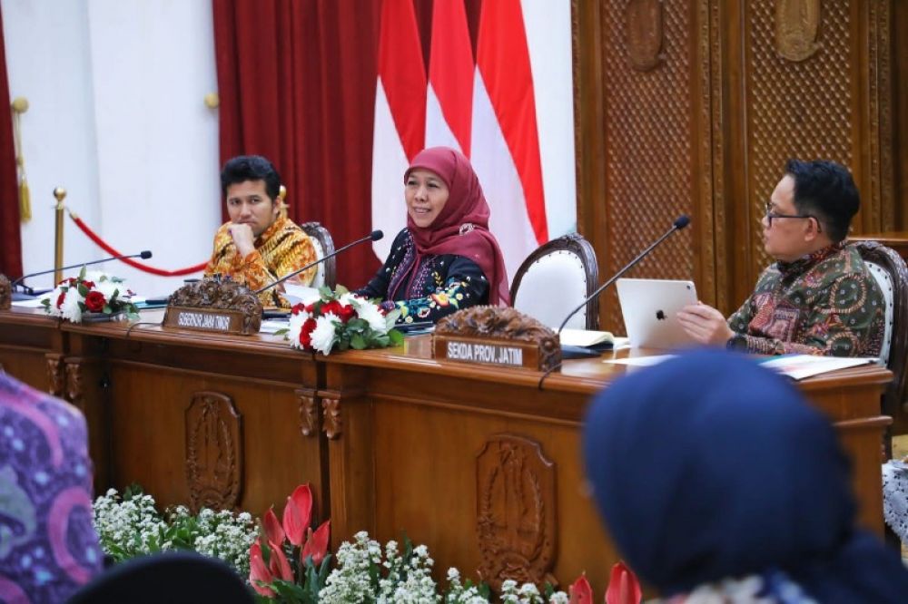 Gubernur Khofifah bersama Wagub Emil dan Sekda Adhy Karyono memimpin rapat bersama OPD. (Ist) 