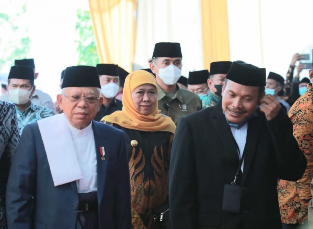 Gebernur Khofifah mendampingi Wapres Ma'ruf Amin saat wisuda Hafidzoh V Ponpes Hamalatul Quran Putri Desa Jogoroto Jombang. (Ist) 