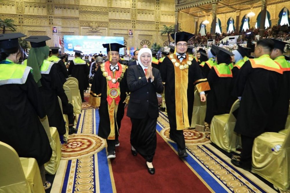 Hadiri Wisuda ke 109 Unesa, Gubernur Khofifah : Perguruan Tinggi Sebagai Intelectual Capital Merupakan Kekuatan Sambut Indonesia Emas 2045