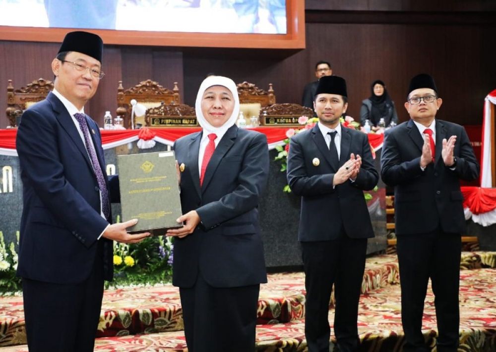 Gubernur Khofifah menerima penghargaan Opini WTP DARI BPK Perwakilan Jawa Timur. (Ist) 