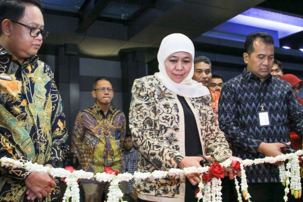 Gubernur Khofifah meresmikan gedung baru ESDM ditandai dengan pemotongan untaian pita. (Ist) 