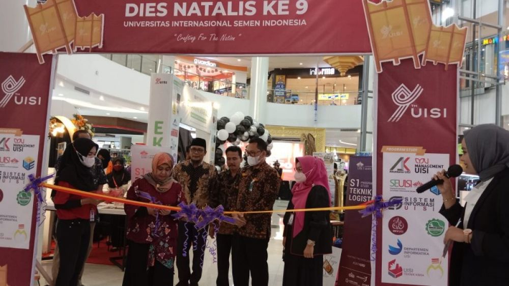 Prof Tahimah menghunting pita tanda dimulainya pameran pendidikan UISI. (Ist) 