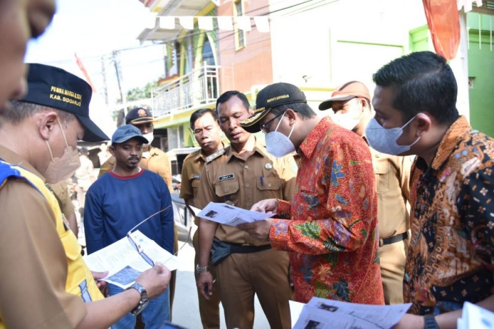 Gus Muhdlor didampingi beberapa OPD saat sidak di jalan Raya Aloha. (Ist) 