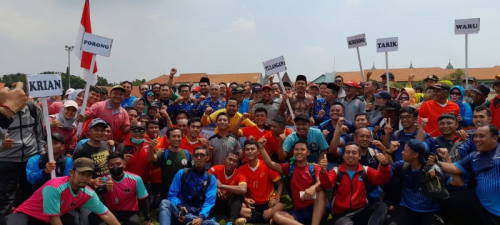 Bupati Muhdlor bersama kontingen dari Tulangan. (Ist) 