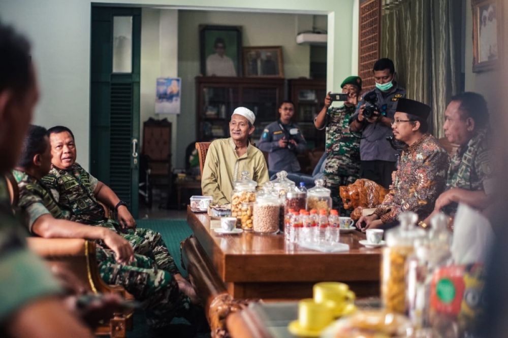 Bupati Sidoarjo Gus Muhdlor mendampingi Pangdam V Brawijaya saat berkunjung ke ponpes Bumi Sholawat pimpinan KH Agoes Ali Masyhuri . (Ist) 