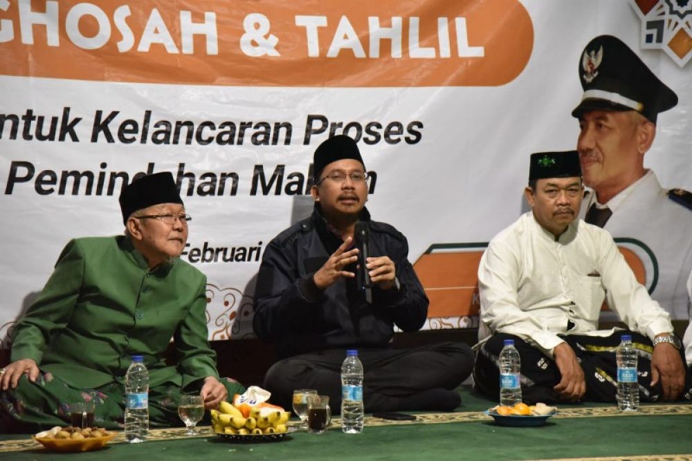 Bupati Gus Muhdlor bersama warga gelar istigosah dan tahlil sebelum proses pemindahan makam Desa Waru. (Ist) 