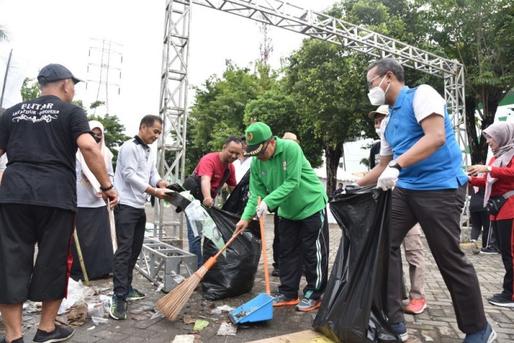 Bupati Sidoarjo, Gus Muhdlor bersama ASN kerja bakti bersihkan sampah pasca resepsi Satu Abad NU di GOR Sidoarjo. (Ist) 