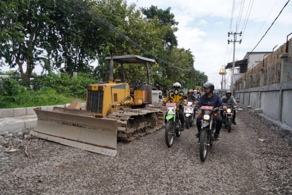 Bupati Sidoarjo, Gus Muhdlor bersama rombongan sidak frontage road ruas Delta Sari dengan mengendarai sepeda kotor. (Ist) 