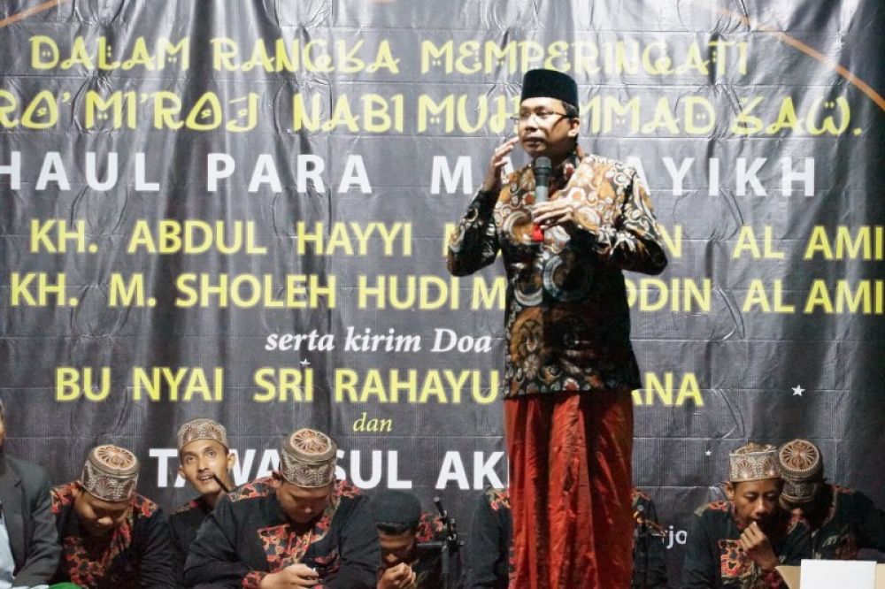 Bupati Sidoarjo Gus Muhdlor saat menghadiri peringatan Isra' Mi'raj di Desa Simpang Kecamatan Prambon. (Ist) 