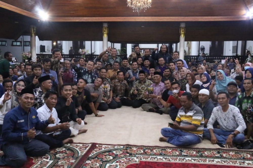 Bupati Gus Muhdlor bersama pasukan 'satrio resik' bersama OPD makan bareng di pendopo Delta Wibawa Sidoarjo. (Ist) 