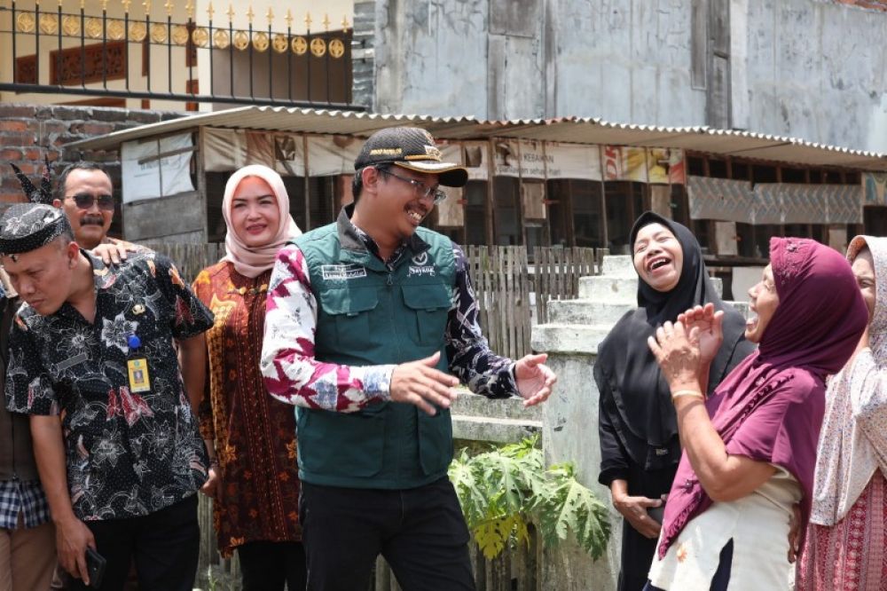 Gaya kepemimpinan Gus Muhdlor saat berdialog dengan masyarakat. (Ist) 