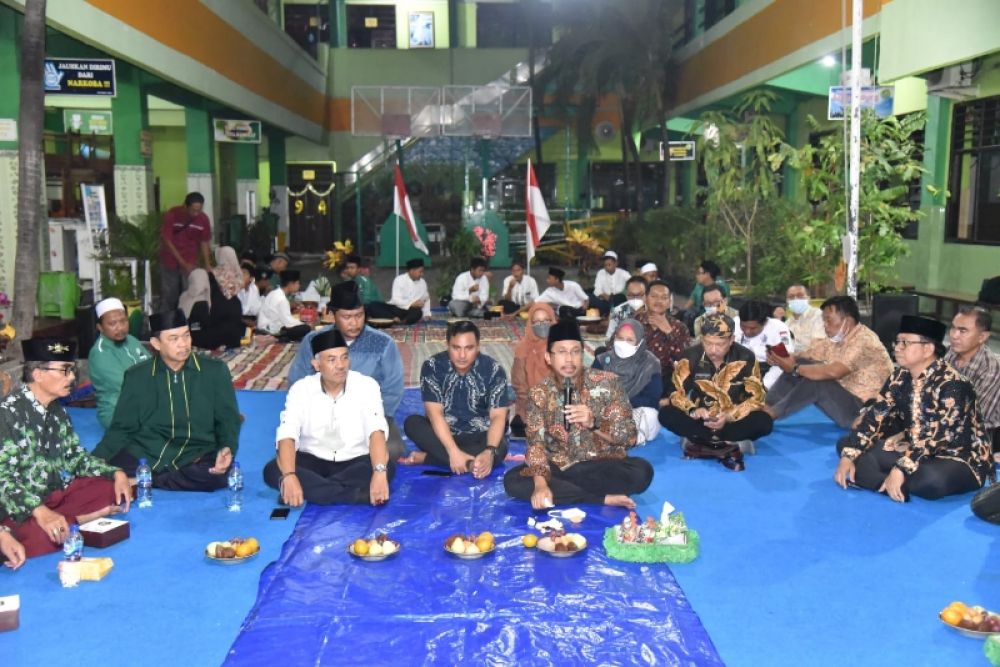 Bupati Sidoarjo Gus Muhdlor saat berunding dengan warga Waru terkait makam Desa yang terkena dampak frontage road. (Ist) 