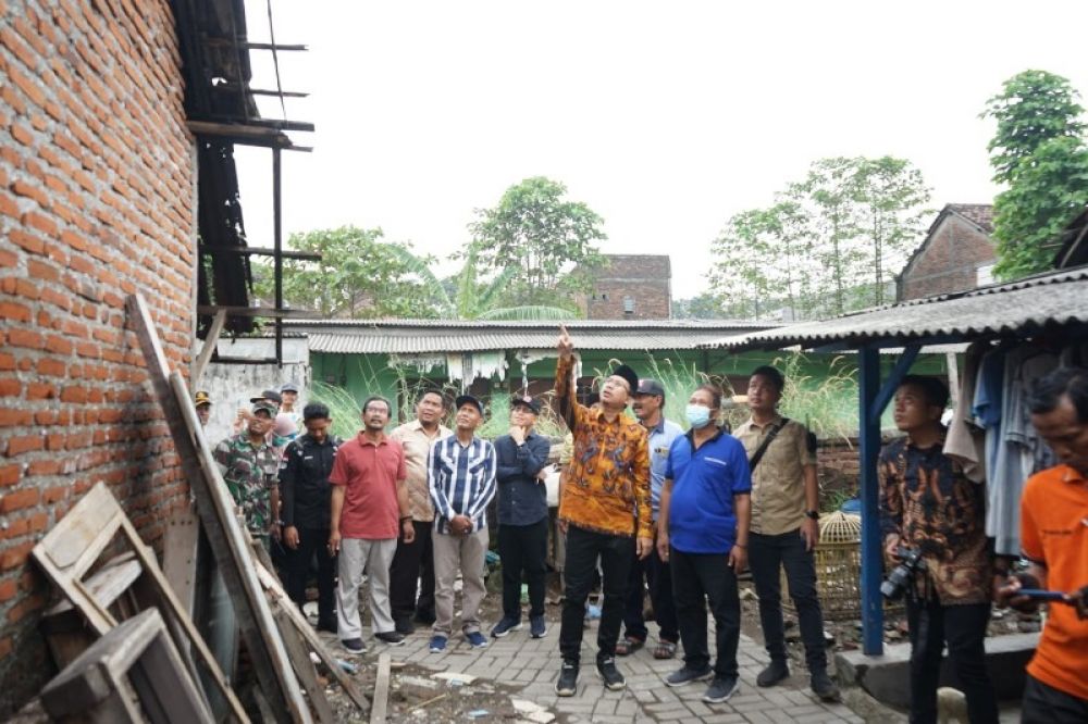 Bupati Gus Muhdlor tinjau kondisi rumah korban puting beliung di Desa Tanjungsari Taman dan akan membantu kerusakan. (Ist) 