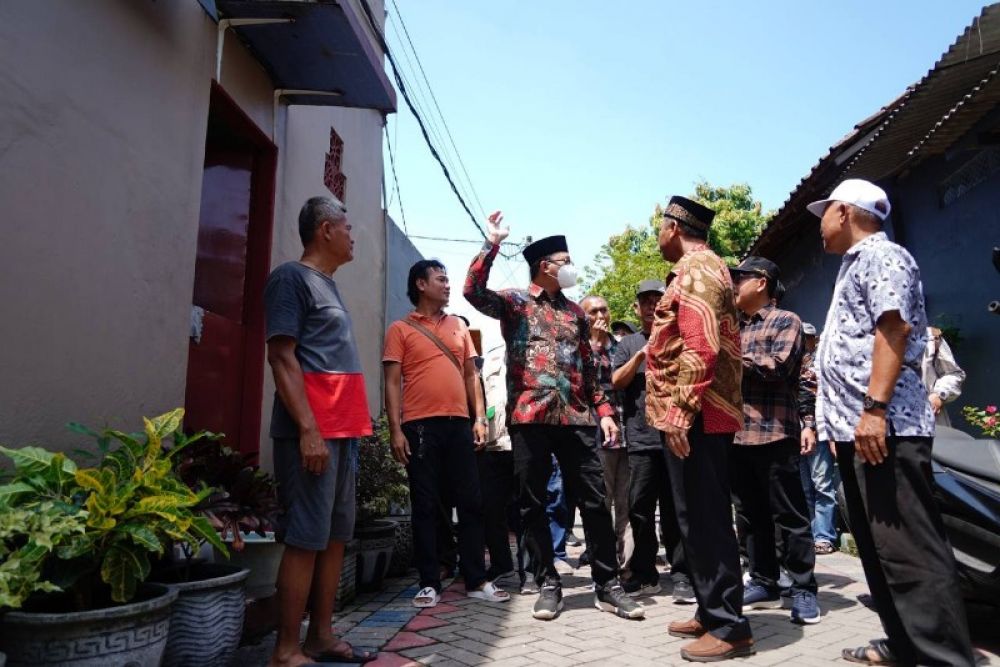Bupati Sidoarjo Muhdlor Ali sidak rumah korban puting beliung di Wage Taman. (Ist) 