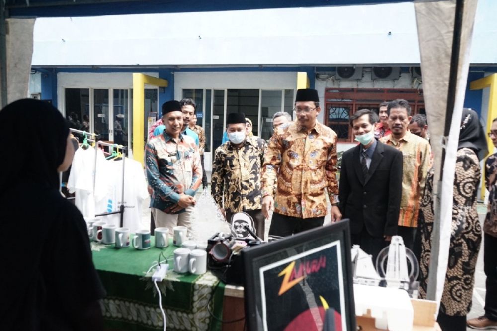Gus Muhdlor saat meninjau hasil karya siswa SMK. (Ist) 