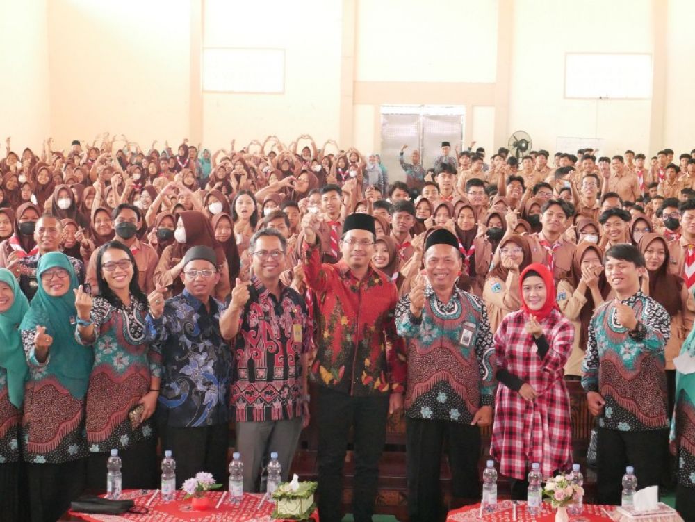 Bupati Sidoarjo, Gus Muhdlor foto bersama para guru dan siswa SMAN 4 Sidoarjo. (Ist) 