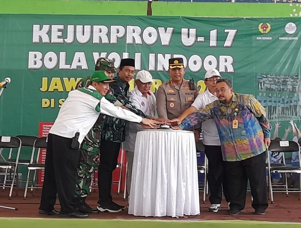 Bupati Sidoarjo Gus Muhdlor bersama Forkopimda secara resmi membuka Kejurprov Bola Voli U-17 di Lapangan Indor Gor Sidoarjo. (Ist) 