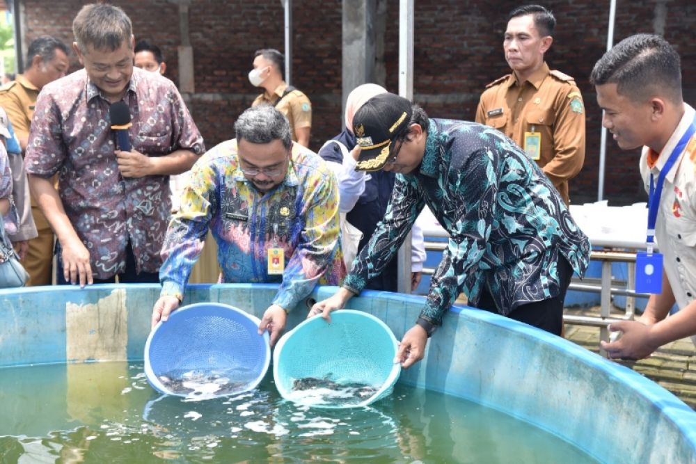 Bupati Sidoarjo, Gus Muhdlor didampingi Kadis Kelautan dan Perikanan Sidoarjo H Bachruni Aryawan menyeser ikan di kolam usai menyalurkan bantuan BBM kepada ratusan belayan Sidoarjo. (ist) 