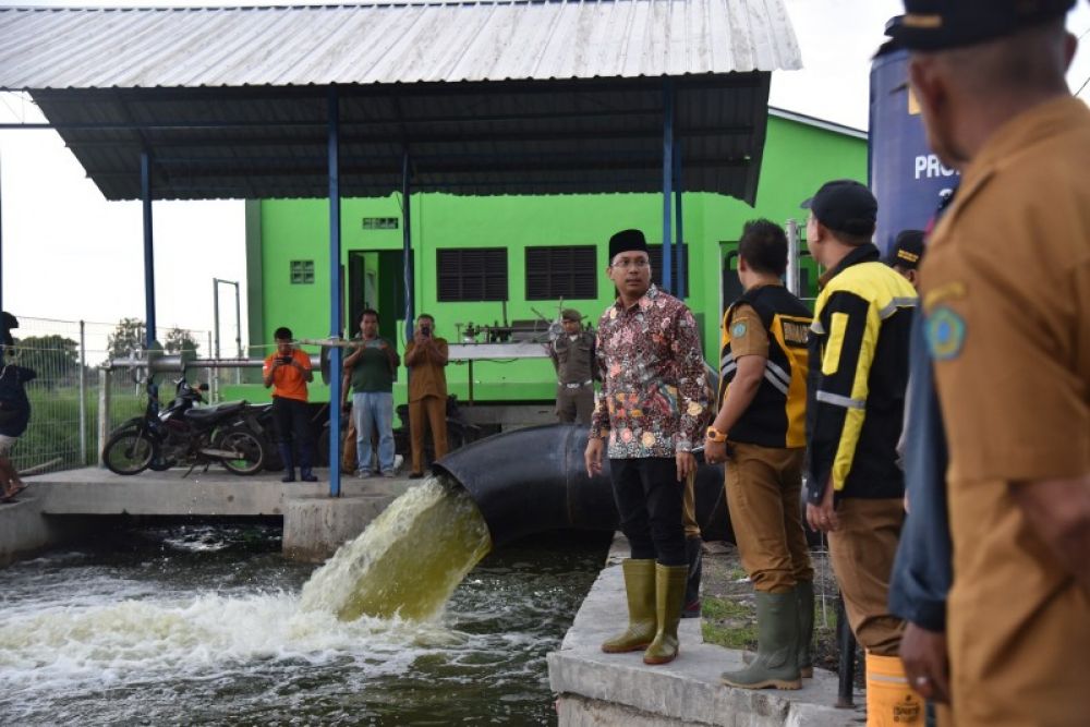 Bupati Sidoarjo Gus Muhdlor saat memantau pompa air di Desa Banjar Panji Tanggulangin yang menjadi langganan banjir. (Ist) 