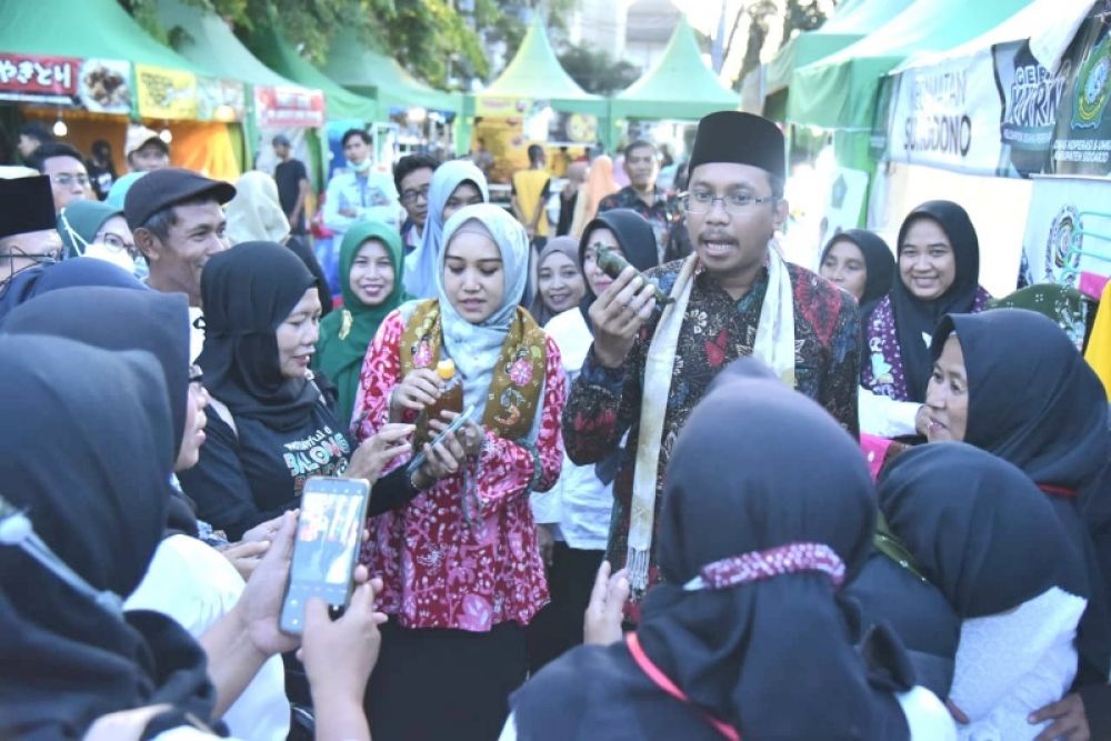 Bupati Sidoarjo Muhdlor Ali beserta istri saat meninjau stand pameran UMKM. (Ist) 