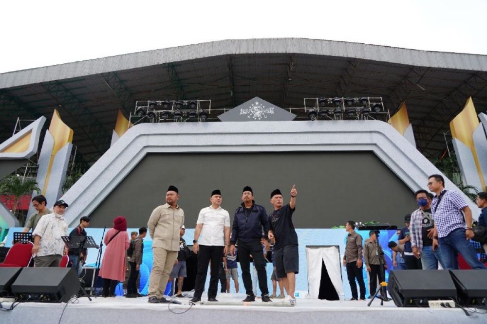 Dari kiri -kanan : Bupati Gresik, Ahmad Yani (Gus Yani), Wali Kota Surabaya, Eri Cahyadi, serta Gus Muhdlor, Bupati Sidoarjo (Tri Maskada) saat meninjau resepsi puncak acara Satu Abad NU di GOR Delta Sidoarjo (ist) 