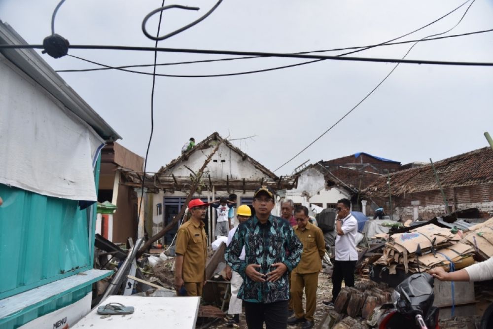 Bupati Sidoarjo bersama Kapolres meninjau lokasi rumah rusak di Sidokepung Buduran yang diterjang puting beliung. (Ist) 