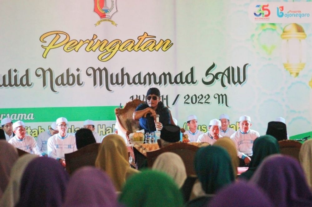 Gus Minfah saat berceramah dalam rangka Maulid Nabi mengajak umat menjaga kerukunan. (Ist) 