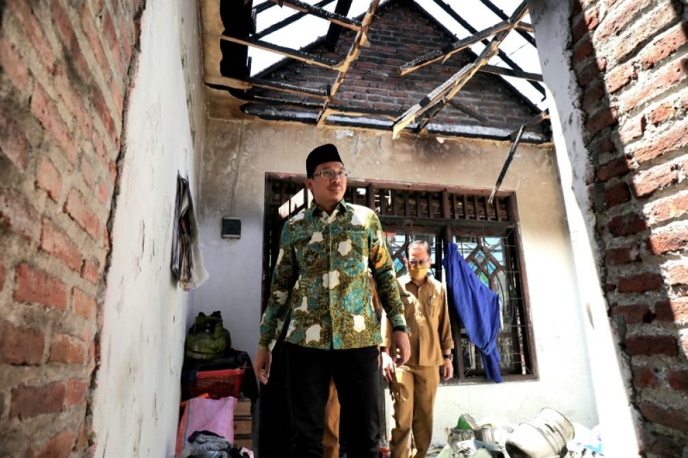 Bupati Sidoarjo Gus Muhdlor meninjau rumah Sri Sulisningsih yang terbakar. (Ist) 