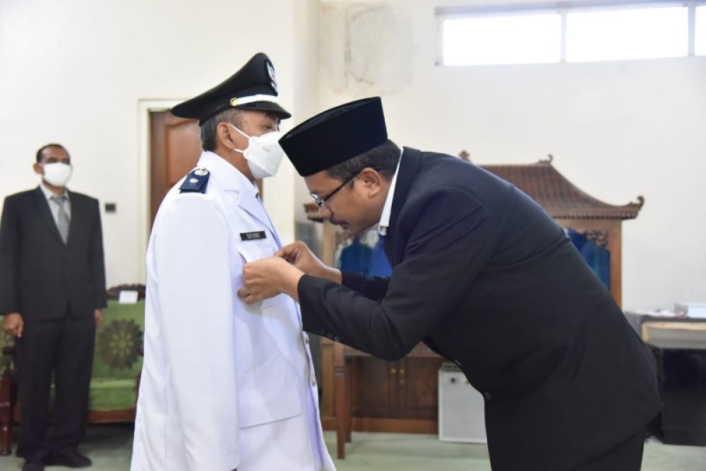 Gus Muhdlor menyematkan Pin kepada Kades Bogempinggir, Sutikno. (Ist) 