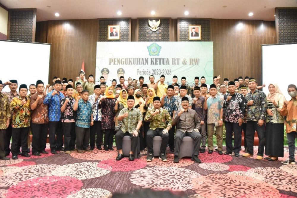 Bupati Sidoarjo Gus Muhdlor berfoto bersama usai pengukuhan 127 ketua RT RW dari tiga Kelurahan. (Ist) 