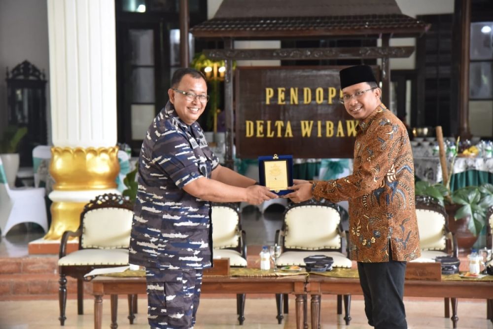 Bupati Sidoarjo, Muhdlor Ali berikan cinderamata kepada Kepala Disfaslanal Laksamana Pertama TNI Eko Sunarjanto terkait Pembangunan Taman Monumen ilyusin 28 Juanda. (Ist) 