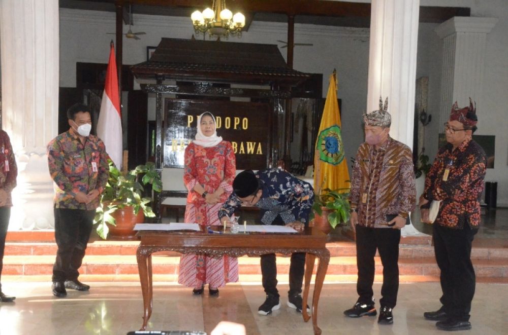 Bupati Sidoarjo, Muhdlor Ali tandatangani MoU dengan Pemkot Batu di Pebdopo Delta Wibawa. (Ist) 