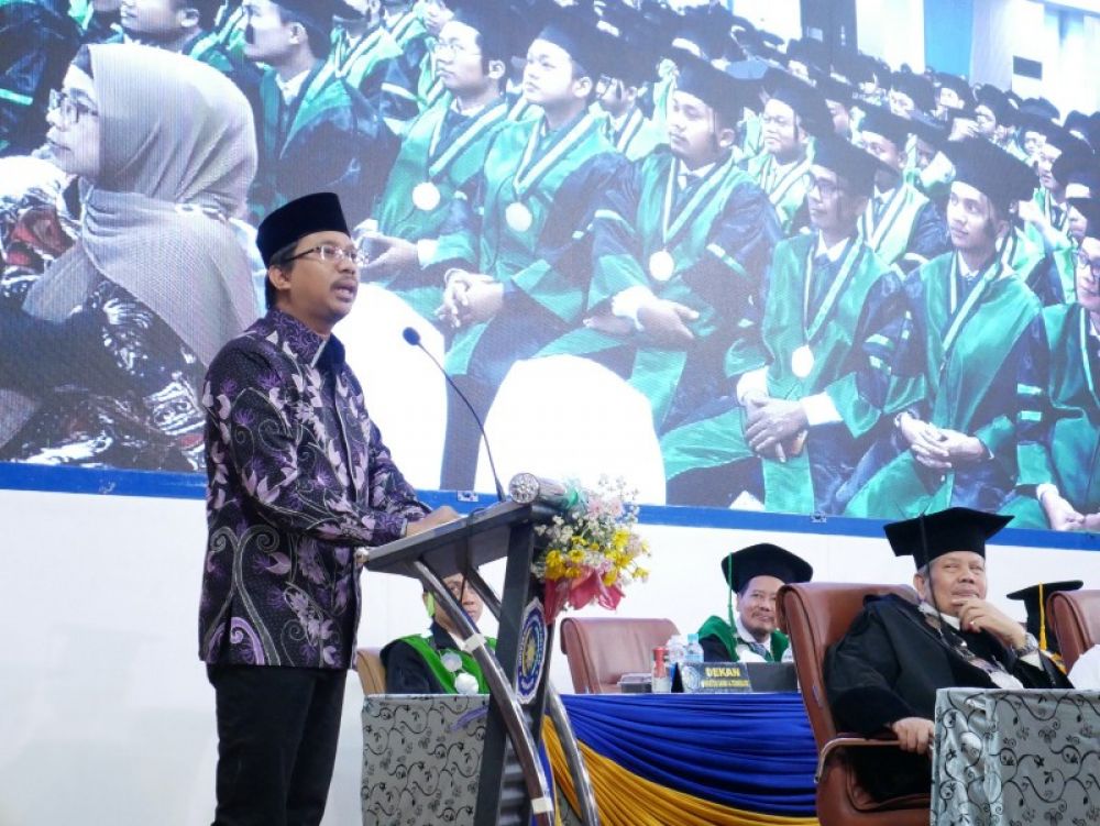 Bupati Sidoarjo Muhdlor Ali menyampaikan sambutan saat menghadiri wisuda Umsida. (Ist) 
