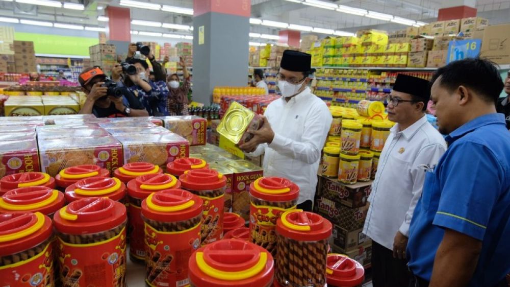 Jelang Hari Raya Idul Fitri 1444 H Tahun 2023. Bupati Sidoarjo Gus Muhdlor bersama Ketua DPRD Sidoarjo Usman sidak makanan dan minuman di tiga swalayan di Sidoarjo. (Ist) 