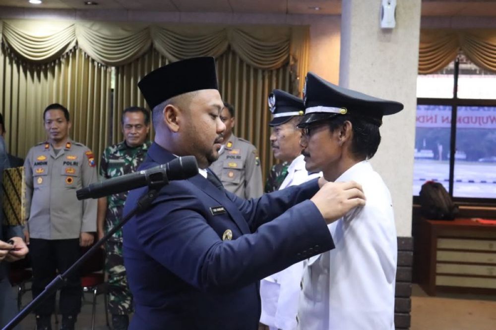 Bupati Gus Yani melantik dua kades PAW. (Ist) 