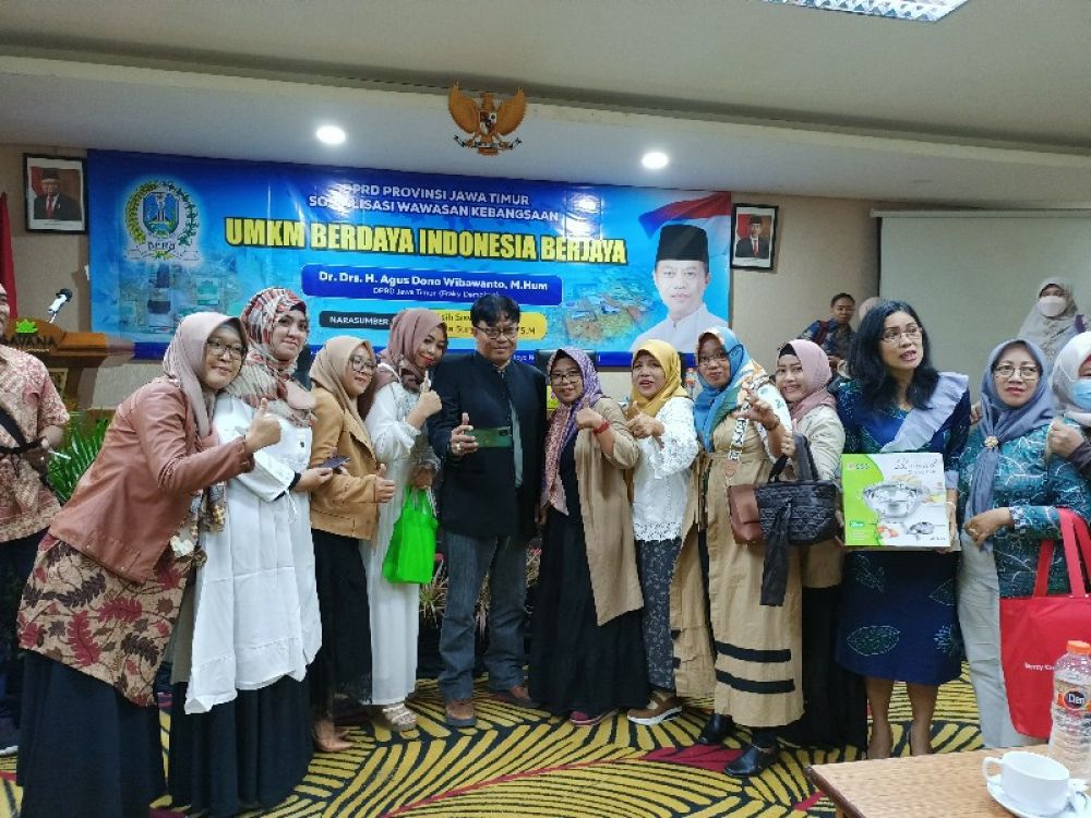 DR. Drs Agus Dono Wibawanto M.HUm anggota Komisi B DPRD Jatim bergoto bersama usai memberikan pembekalan wawasan kebangsaan kepada masyarakat warga Malang Raya. (Ist) 