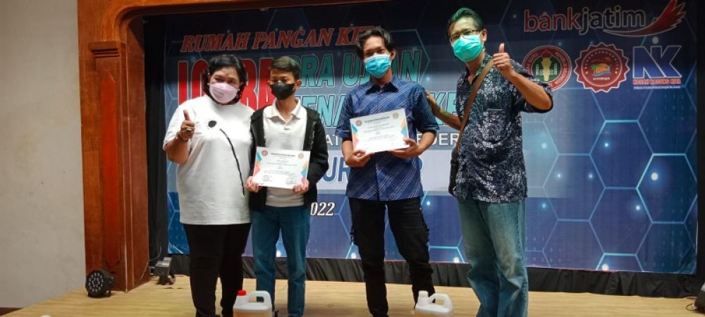 Owner Rumah Pangan Kita, Hason Sitorus didampingi Ketua PGRI Jatim, Agnes menyerahkan hadiah kepada para pemenang lomba. (Ist) 